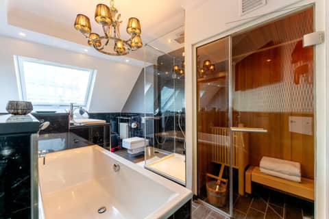 La Belle 10 — bathroom