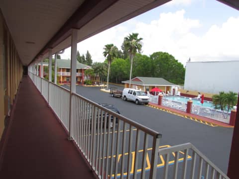Howard Johnson by Wyndham Ft. Myers FL — photo 4