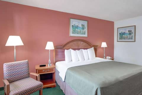 Howard Johnson by Wyndham Ft. Myers FL — photo 7