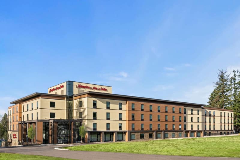 Hampton Inn & Suites Tigard — building