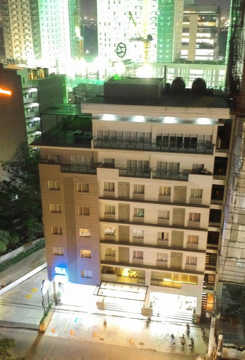 Zerenity Hotel & Suites — building