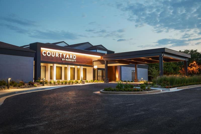 Courtyard St. Louis Westport Plaza — building