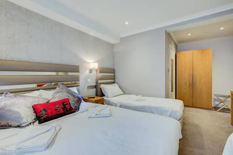 KingswayPark Hotel at Park Avenue — hotel room