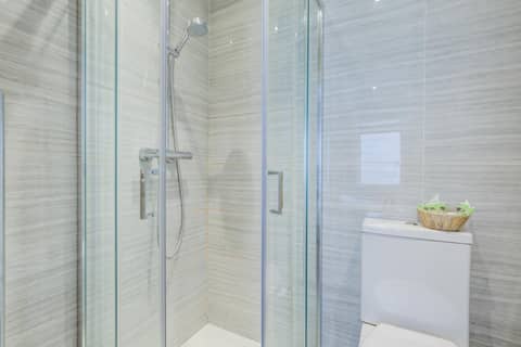 KingswayPark Hotel at Park Avenue — bathroom