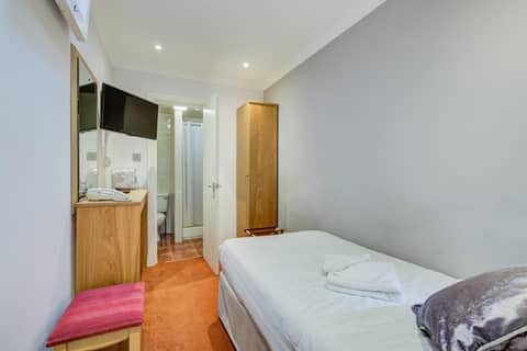KingswayPark Hotel at Park Avenue — hotel room