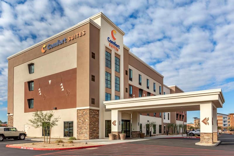 Comfort Suites Scottsdale Talking Stick Entertainment District — building