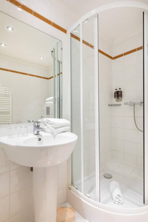 Hôtel Charlemagne by Happyculture — bathroom