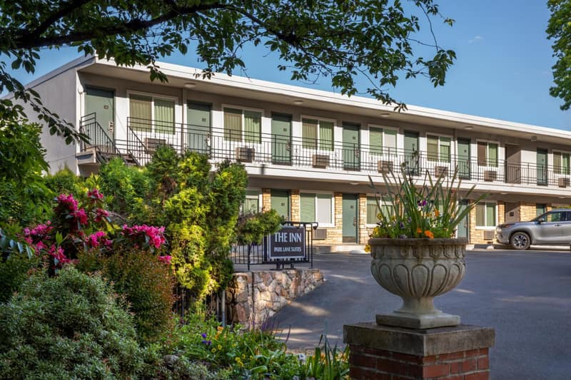 Park Lane Suites & Inn — building