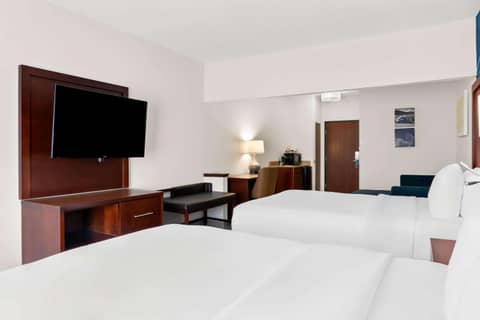 Holiday Inn Express & Suites Southfield - Detroit — photo 2