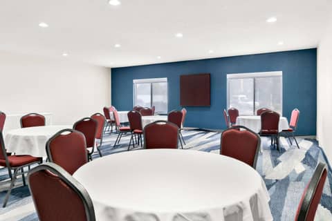 Holiday Inn Express & Suites Southfield - Detroit — photo 6