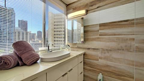 Waikiki beach modern studio No resort fee Best location — photo 8