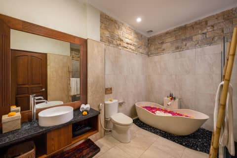 Tapa Tepi Kali Canggu — bathroom