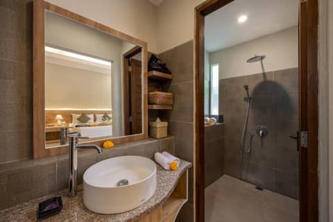 Tapa Tepi Kali Canggu — bathroom