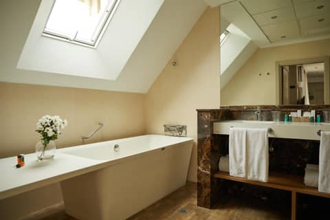 El Avenida Palace — bathroom