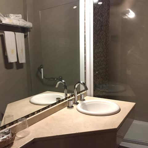 Hotel Napoleón — bathroom