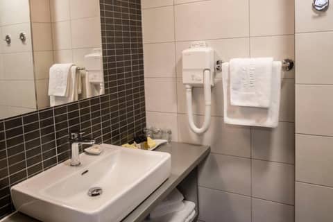 Hotel Jarun — bathroom