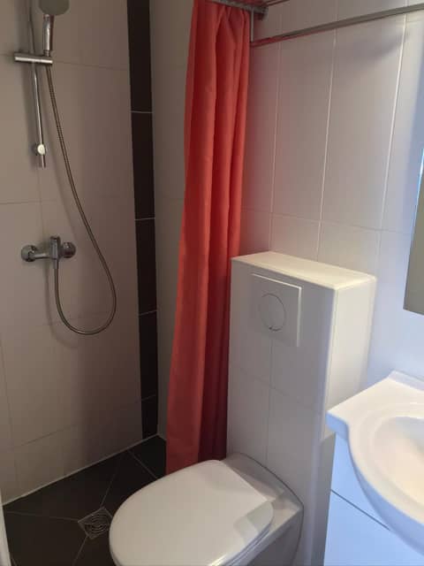 Studios Floreal — bathroom