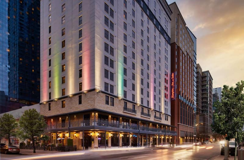Hampton Inn & Suites Austin - Downtown — building