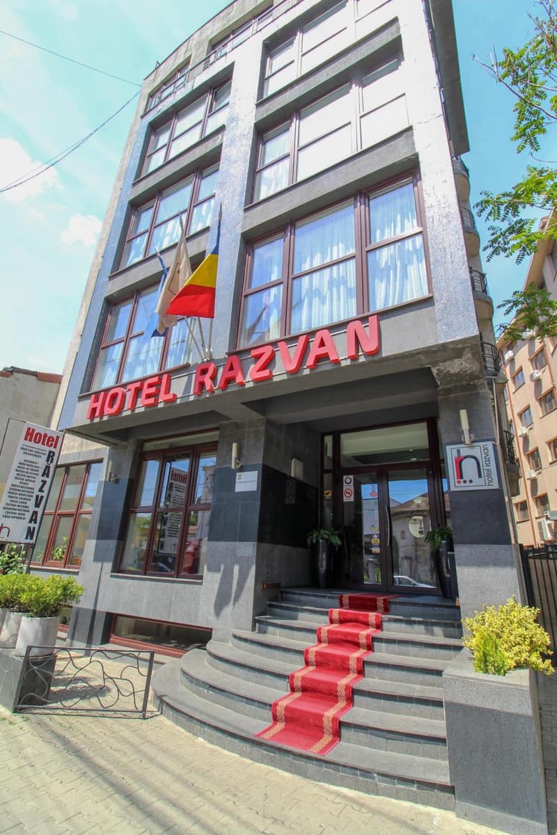Hotel Razvan — building