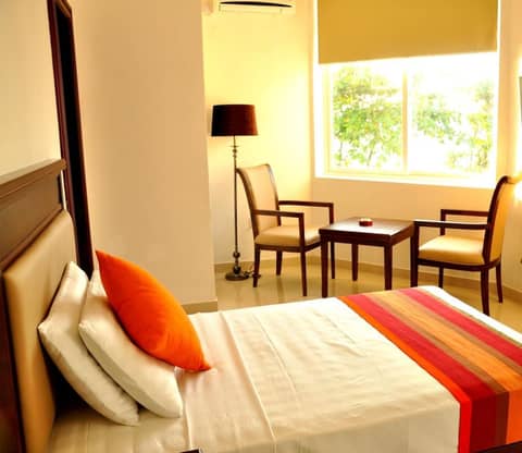 Sai Sea City Hotel — hotel room