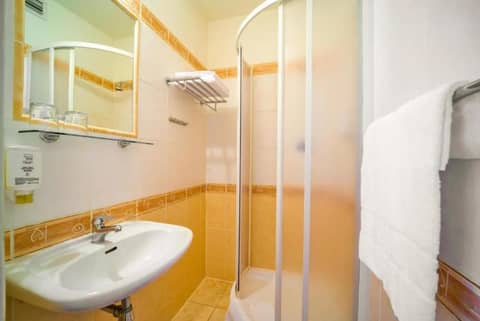 Hotel Uno Prague — bathroom