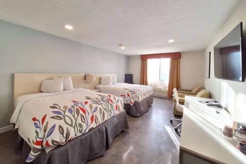 Travelodge by Wyndham Indianapolis Speedway — hotel room
