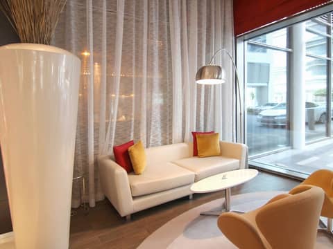 ibis One Central Hotel — lounge
