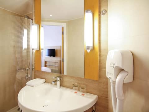 ibis One Central Hotel — photo 5