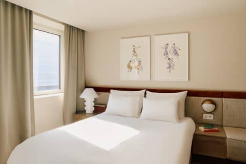 Revier — hotel room