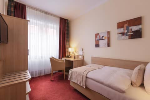 Garner Hotel Hamburg - Wandsbek Marktplatz by IHG — hotel room