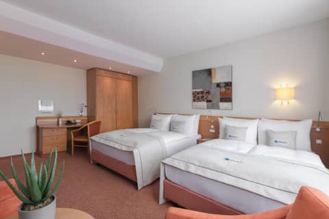 Garner Hotel Hamburg - Wandsbek Marktplatz by IHG — hotel room