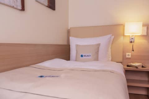 Garner Hotel Hamburg - Wandsbek Marktplatz by IHG — hotel room