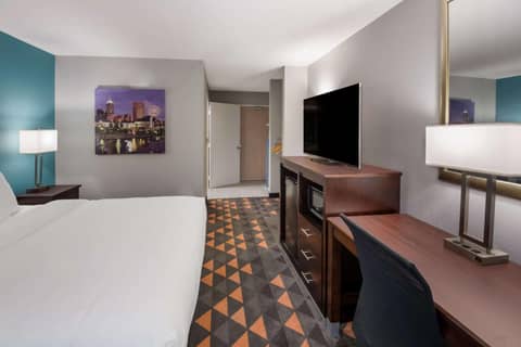 Clarion Pointe Indianapolis Northeast — photo 8