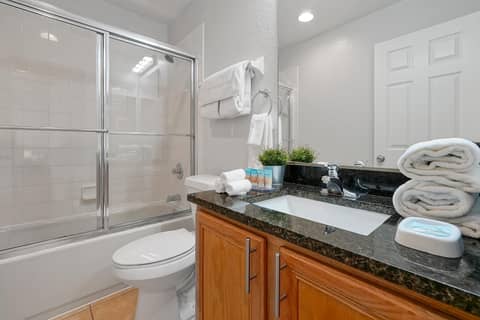 Regal Oaks Resort Vacation Townhomes by IDILIQ — bathroom