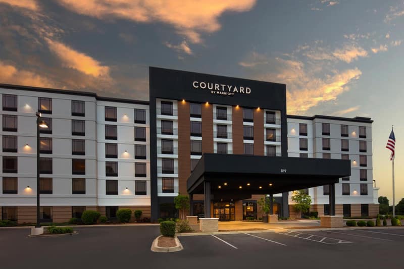 Courtyard Louisville Airport — building