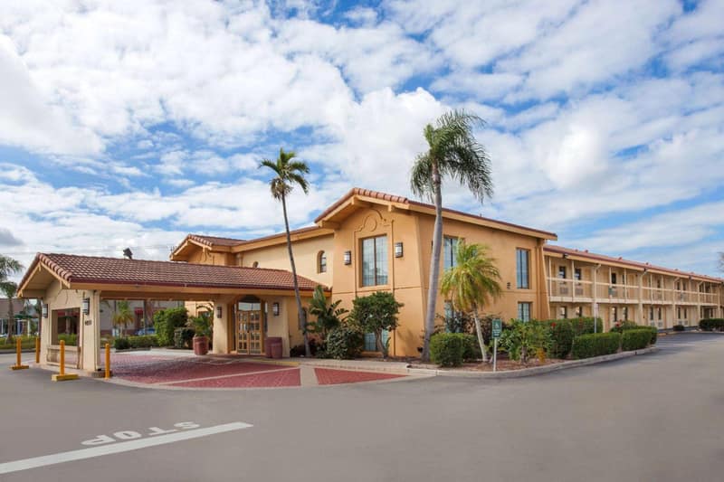 Baymont by Wyndham Fort Myers Central — building