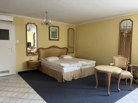 Hit Hotel — photo 2