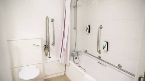Premier Inn London Euston — bathroom