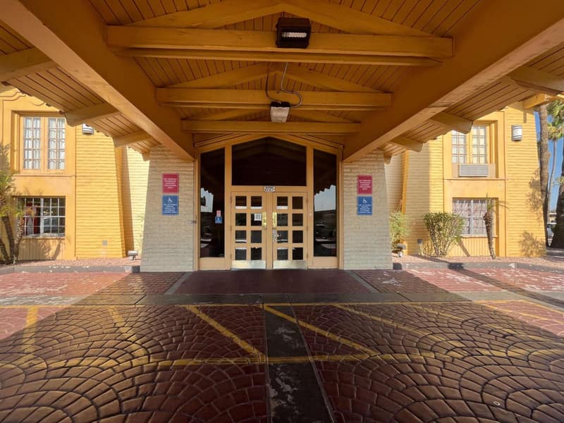Motel 6 Phoenix, AZ Midtown — recepcion & lobby