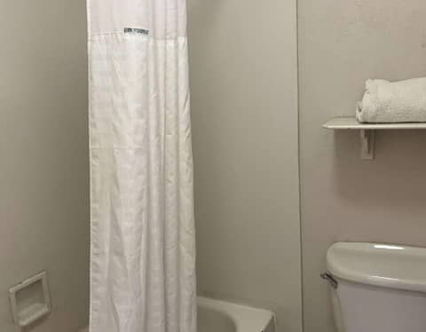 Motel 6 Phoenix, AZ Midtown — bathroom