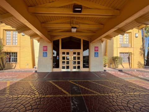 Motel 6 Phoenix, AZ Midtown — recepcion & lobby