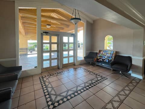 Motel 6 Phoenix, AZ Midtown — recepcion & lobby