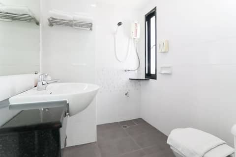 G House — bathroom