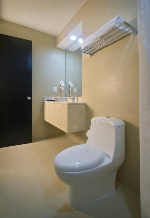 Hotel Bonampak — bathroom