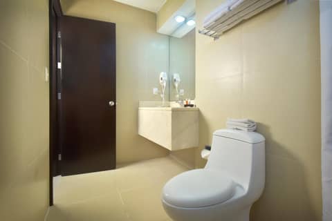 Hotel Bonampak — bathroom