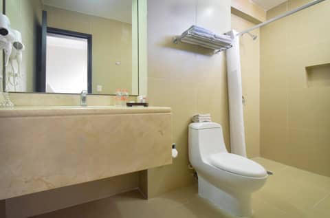 Hotel Bonampak — bathroom