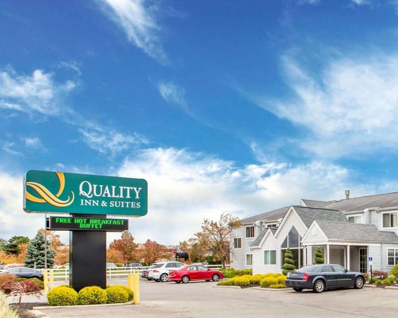 Quality Inn & Suites North-Polaris — building