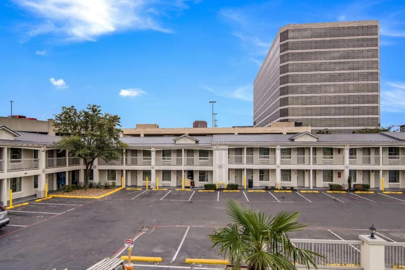 Quality Inn & Suites Dallas-Cityplace — building