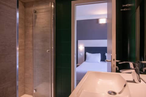 Hôtel Baldi by Magna Arbor — bathroom
