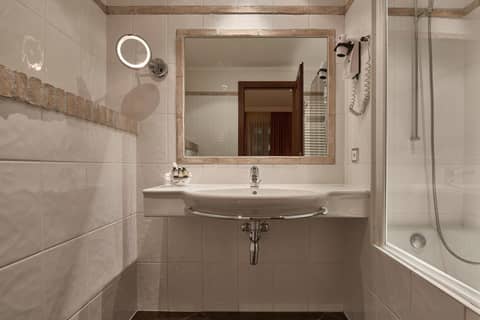 Hotel d'Allèves — bathroom